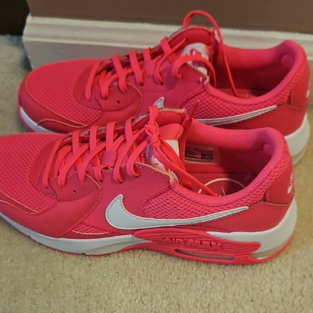 Nike Pink and White Sneakers Vibrant Athletic Design